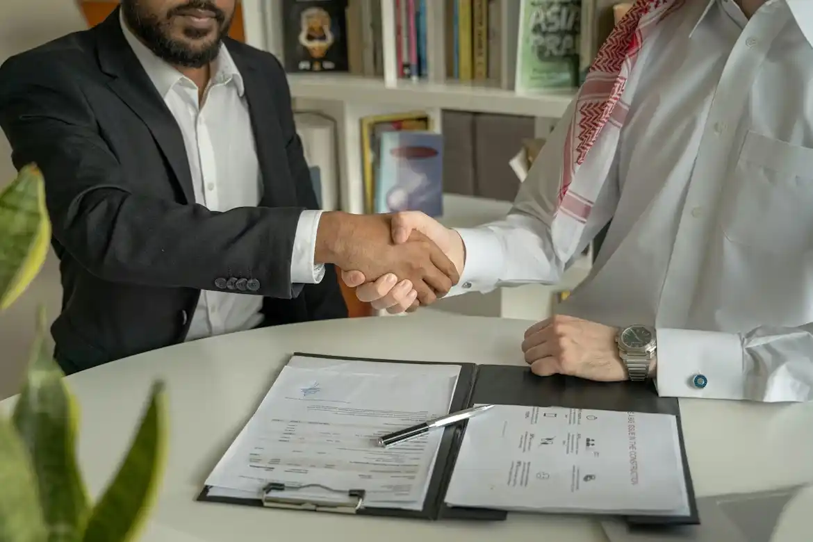 Oficina inmobiliaria moderna y asesor profesional atendiendo a un cliente